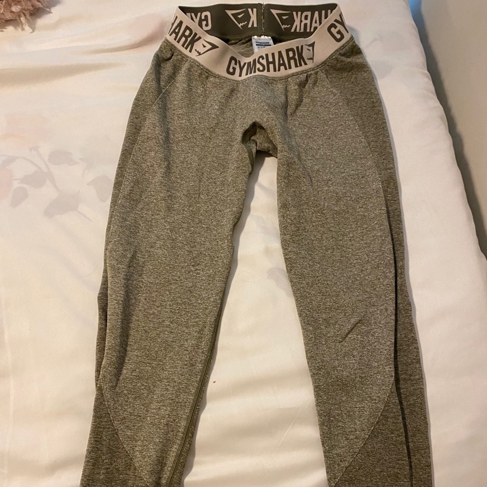 Gym shark leggings
